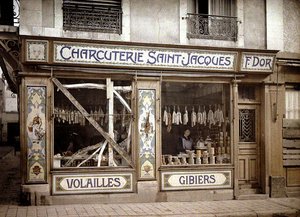 Mujer en la ventana de una carnicería, Reims, Marne, Francia, 1917 de Fernand Cuville